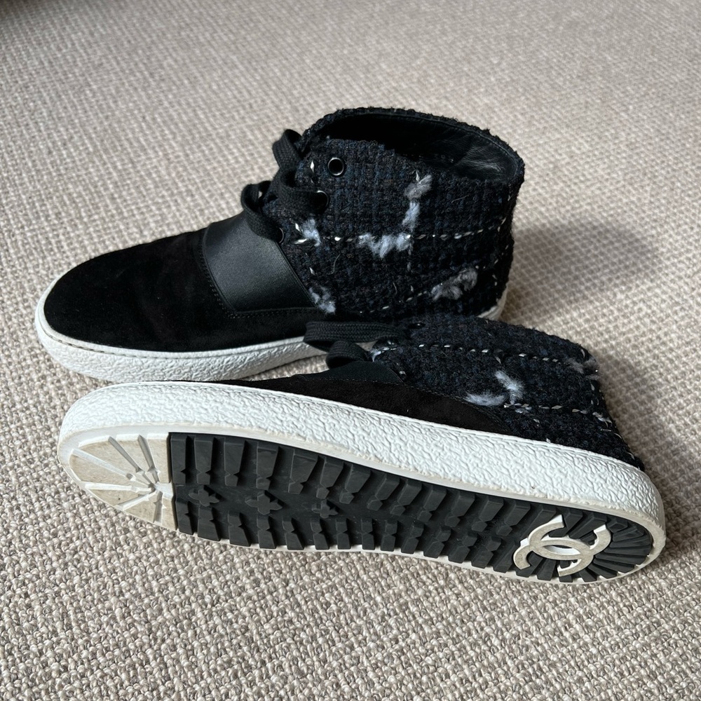Authentic Vintage Women’s Chanel sneakers in size 39.5